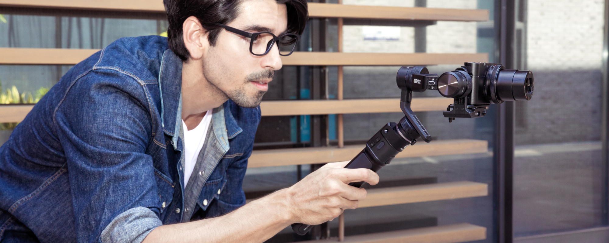 Mężczyzna filmuje swoim aparatem cyfrowym umieszczonym na gimbalu G6 MAX